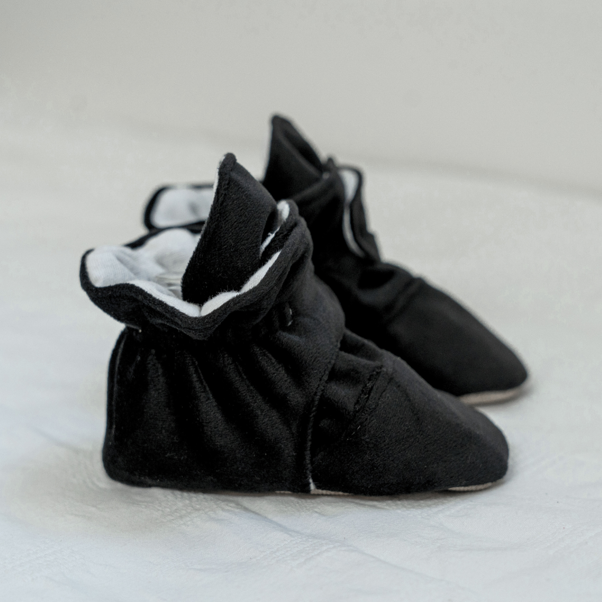 Schwarzer Samt – Babyschuhe mit rutschfester Sohle | Snugabugz 