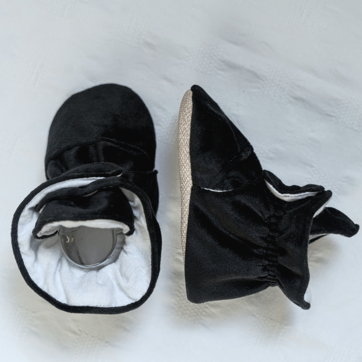 Schwarzer Samt – Babyschuhe mit rutschfester Sohle | Snugabugz 