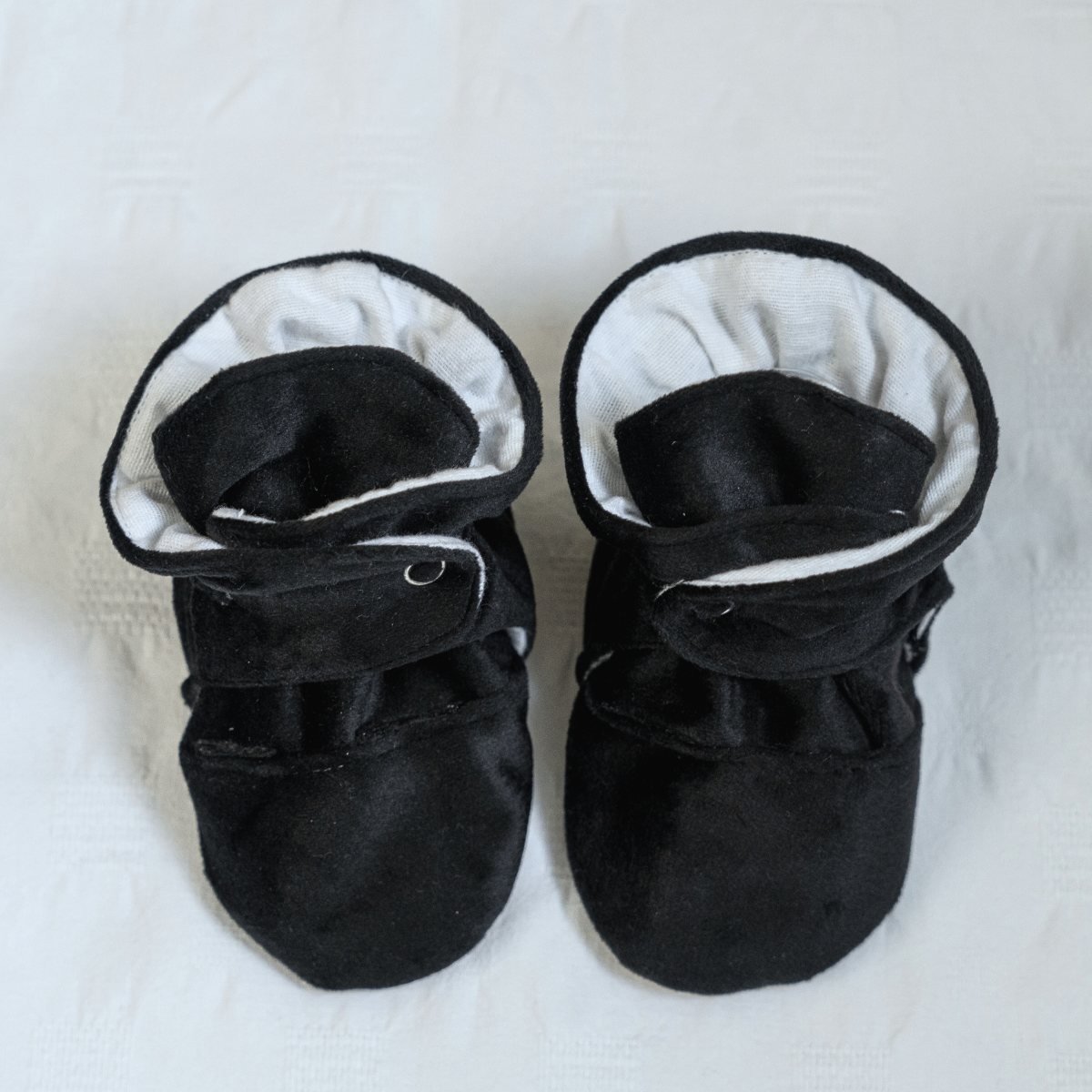 Schwarzer Samt – Babyschuhe mit rutschfester Sohle | Snugabugz 