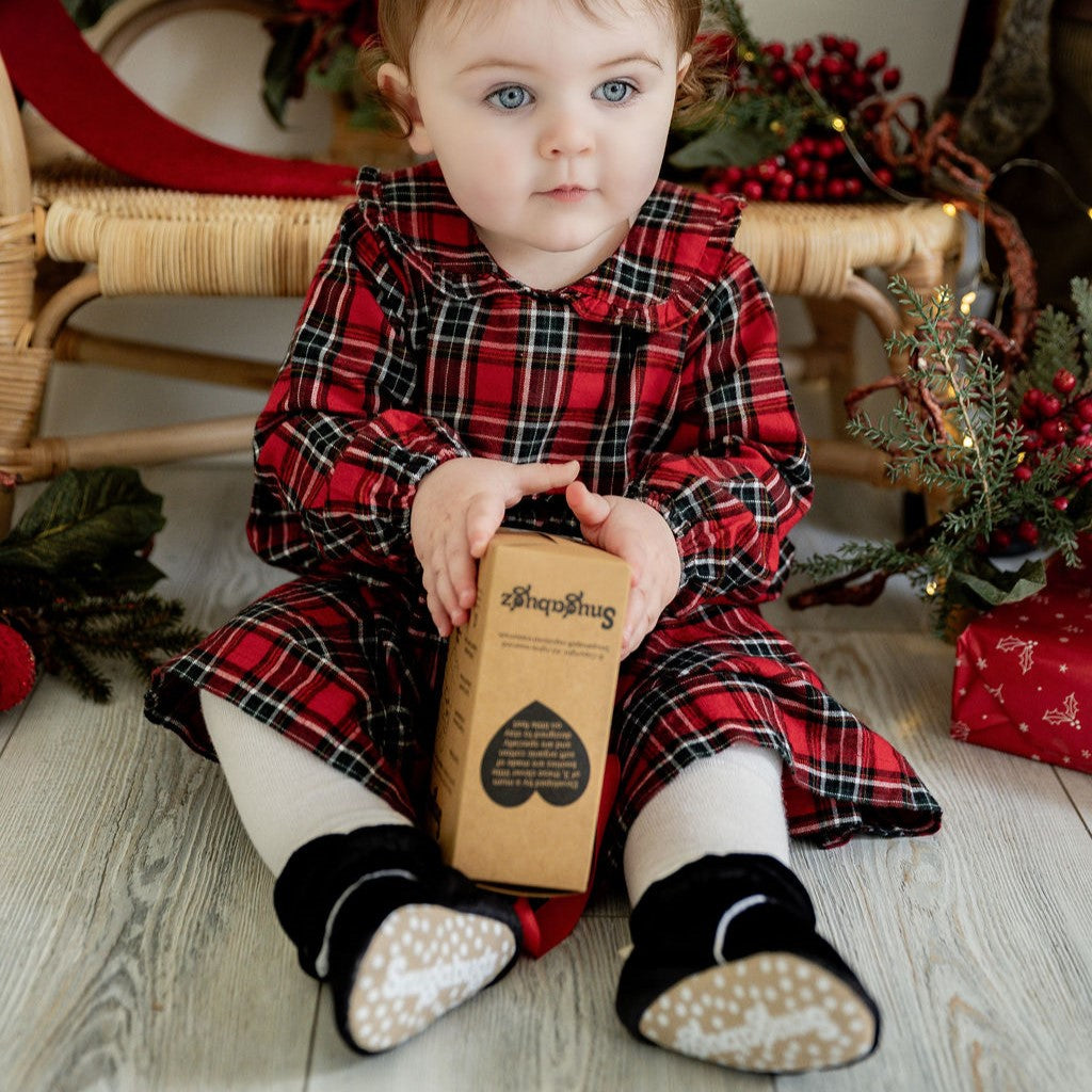 Schwarzer Samt – Babyschuhe mit rutschfester Sohle | Snugabugz 