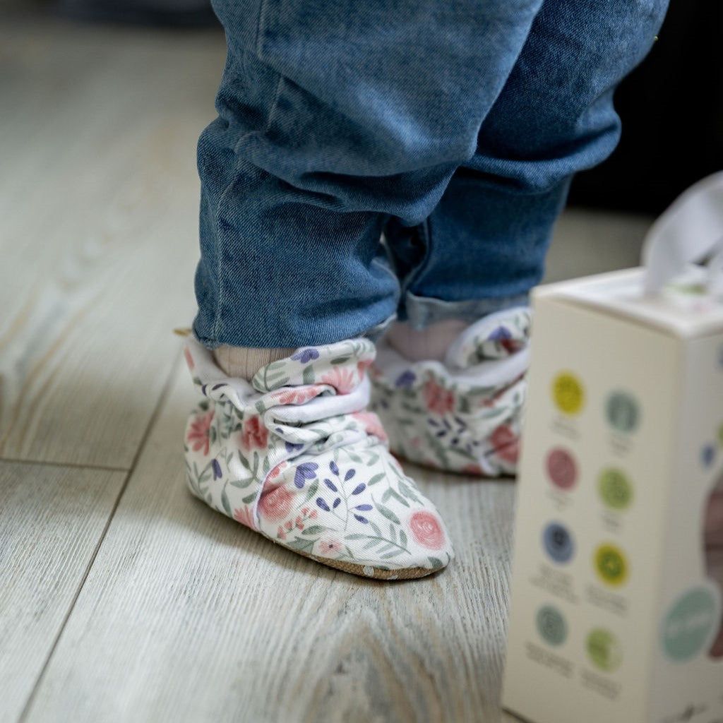 Rosa – Babyschuhe mit rutschfester Sohle, die nicht verrutschen | Snugabugz
